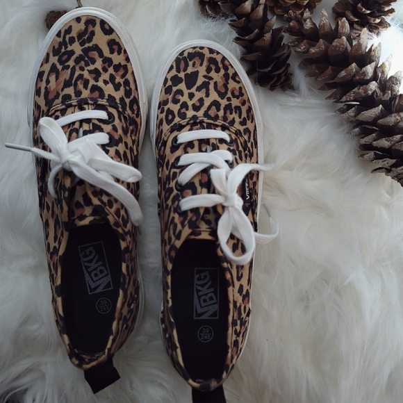 SHEIN Leopard Lace-Up Sneakers - Picture 2 of 6